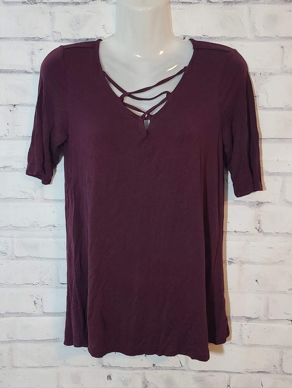 Maurices Burgundy Solid V-Neck Strappy Short Sleeve Knit Top M